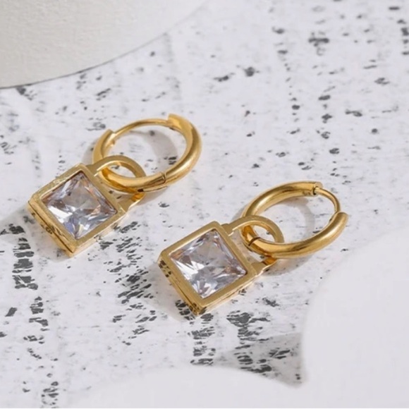 ⭐️ 𝅺NEW Clear or Emerald Green Gemstone 18K Gold Plated Hoop Earrings - Picture 12 of 15